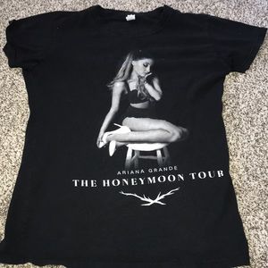 Ariana grande t-shirt. size medium.
